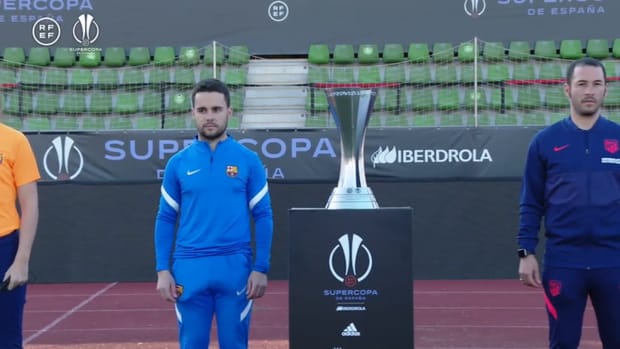 Managers and captains pose with Spanish Women's Super Cup trophy